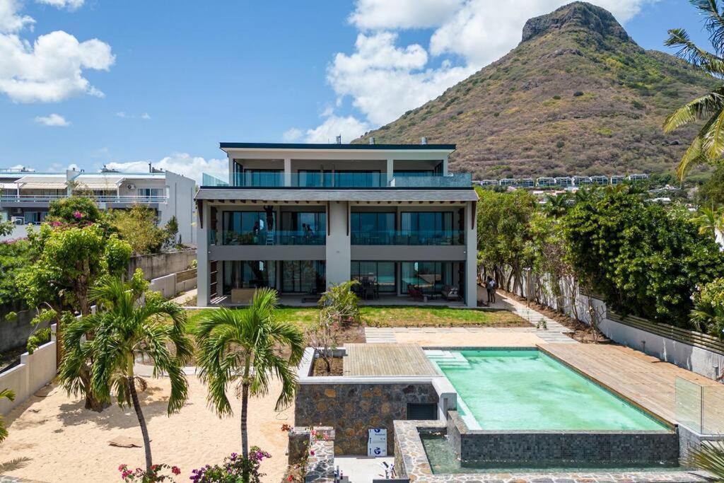 Beach And Mountain - Tamarin Exterior photo