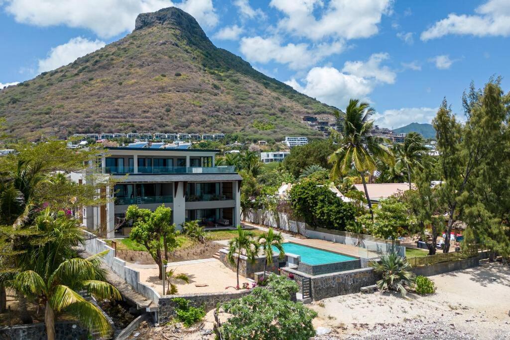 Beach And Mountain - Tamarin Exterior photo