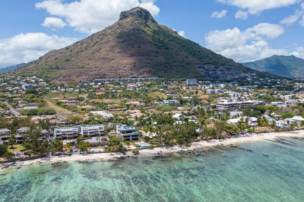 Beach And Mountain - Tamarin Exterior photo