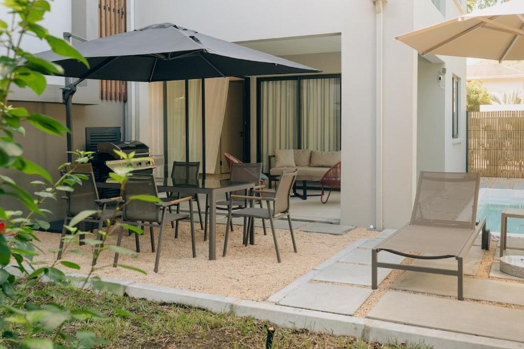 Beach And Mountain - Tamarin Exterior photo